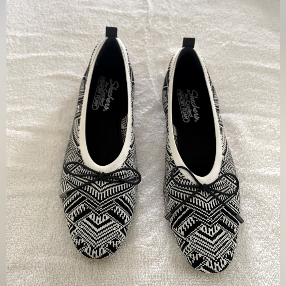 Skechers women size 10 Black/White Flats